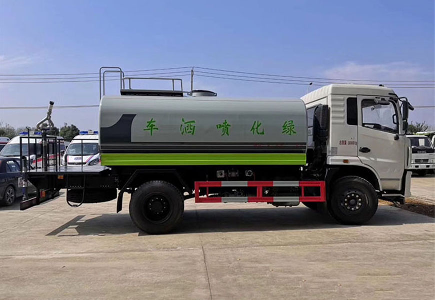東風(fēng)專底灑水車圖片