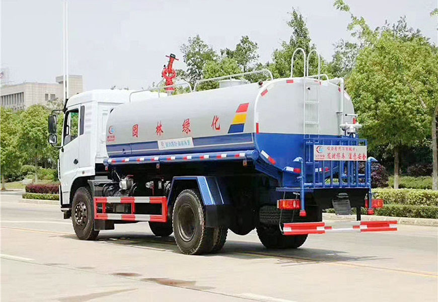 東風(fēng)專(zhuān)底12方灑水車(chē)后方展示圖
